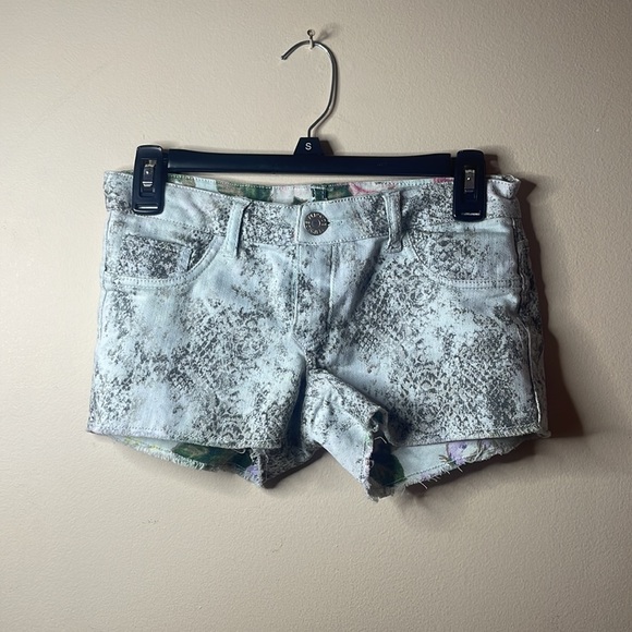 Reverse-able shorts one side is flowers, other side is ashy color. Size 1. - Picture 3 of 4